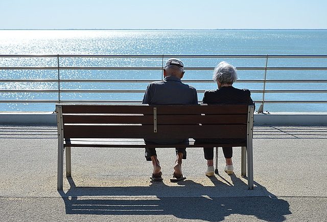 Couple de seniors sur un banc